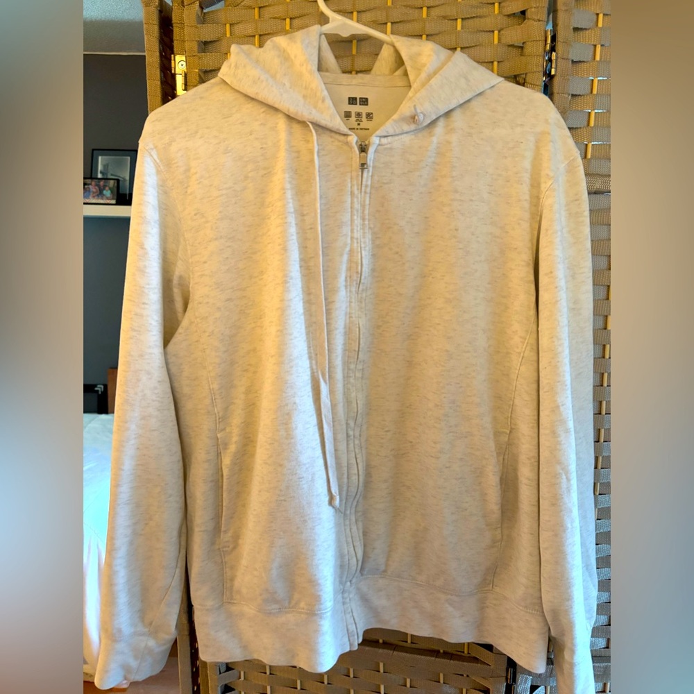 UNIQLO AIRISMLIGHTWEIGHT ZIP UP HOODIE. Light grey. Sz M. Unisex